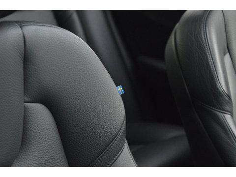 Volvo XC60 T8 Hybride AWD Plus Bright LONG RANGE | Panoramadak | Harman/Kardon | Stoel + Stuur Verwarmd | Trekhaak | Camera |