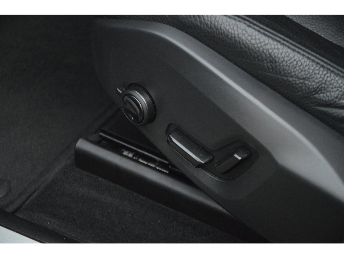 Volvo XC60 T8 Hybride AWD Plus Bright LONG RANGE | Panoramadak | Harman/Kardon | Stoel + Stuur Verwarmd | Trekhaak | Camera |