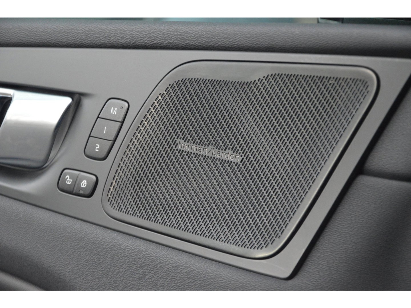 Volvo XC60 T8 Hybride AWD Plus Bright LONG RANGE | Panoramadak | Harman/Kardon | Stoel + Stuur Verwarmd | Trekhaak | Camera |