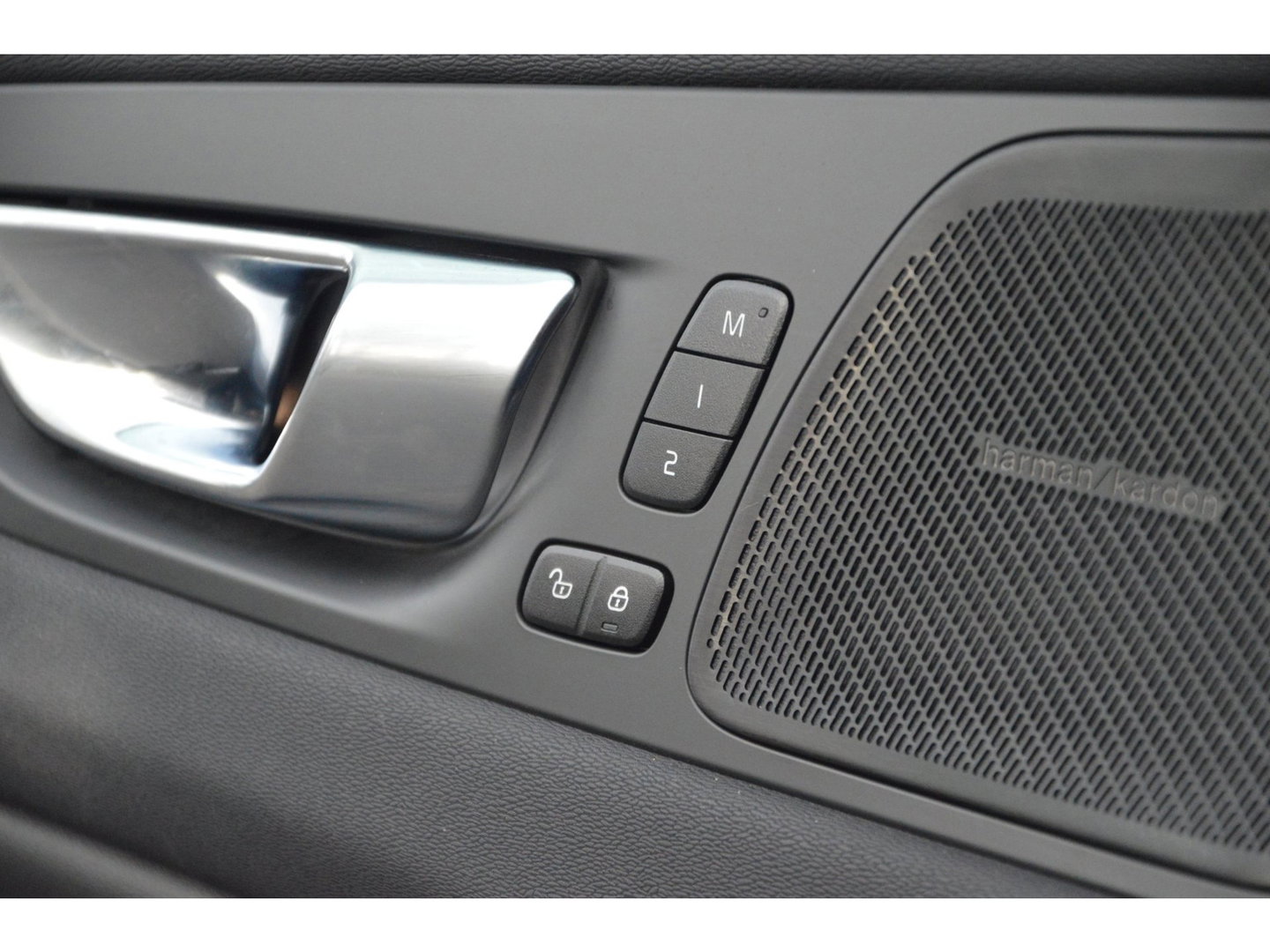 Volvo XC60 T8 Hybride AWD Plus Bright LONG RANGE | Panoramadak | Harman/Kardon | Stoel + Stuur Verwarmd | Trekhaak | Camera |