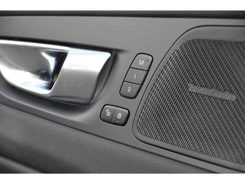 Volvo XC60 T8 Hybride AWD Plus Bright LONG RANGE | Panoramadak | Harman/Kardon | Stoel + Stuur Verwarmd | Trekhaak | Camera |