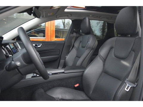 Volvo XC60 T8 Hybride AWD Plus Bright LONG RANGE | Panoramadak | Harman/Kardon | Stoel + Stuur Verwarmd | Trekhaak | Camera |