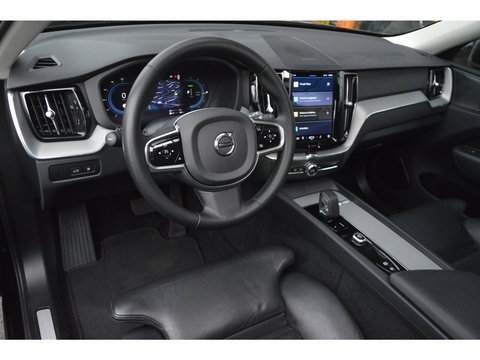 Volvo XC60 T8 Hybride AWD Plus Bright LONG RANGE | Panoramadak | Harman/Kardon | Stoel + Stuur Verwarmd | Trekhaak | Camera |