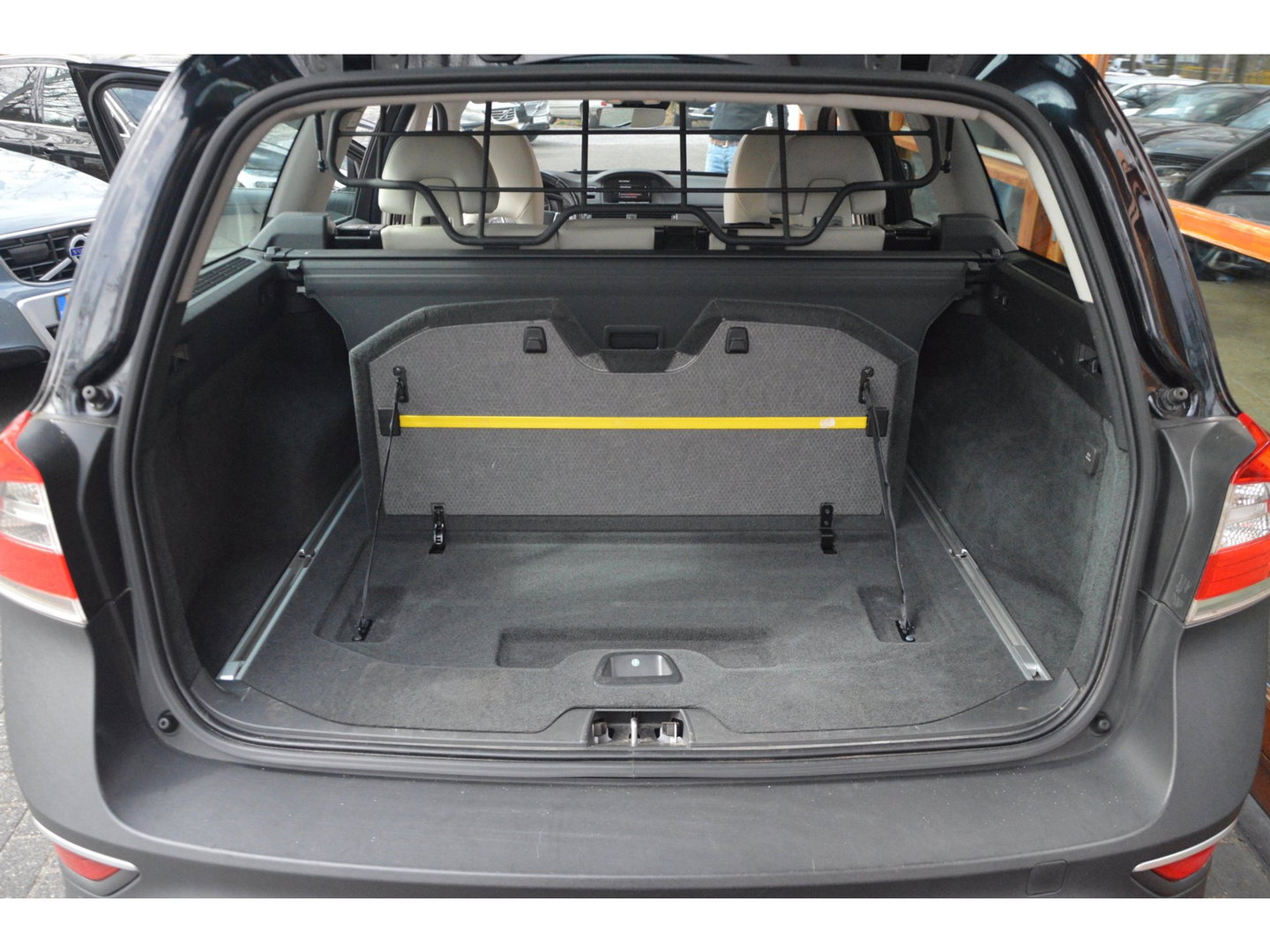 Volvo XC70 T5 FWD Summum | Dealer Onderhouden | Panoramadak | Automaat | Stoelverwarming | Rondom Parkeersensoren |