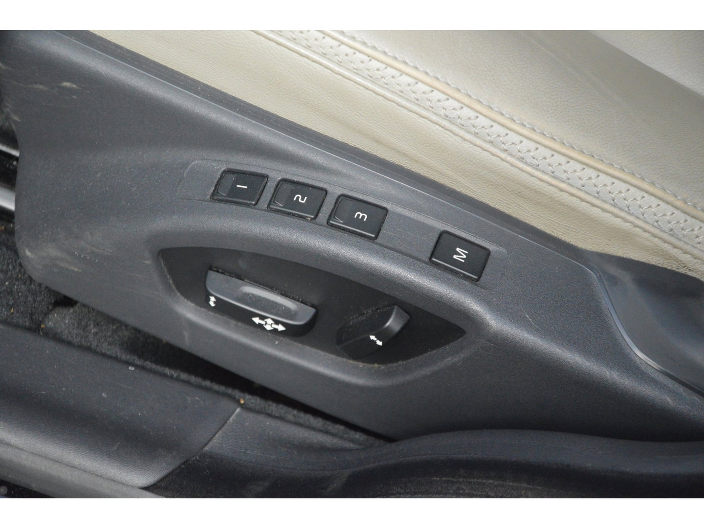 Volvo XC70 T5 FWD Summum | Dealer Onderhouden | Panoramadak | Automaat | Stoelverwarming | Rondom Parkeersensoren |