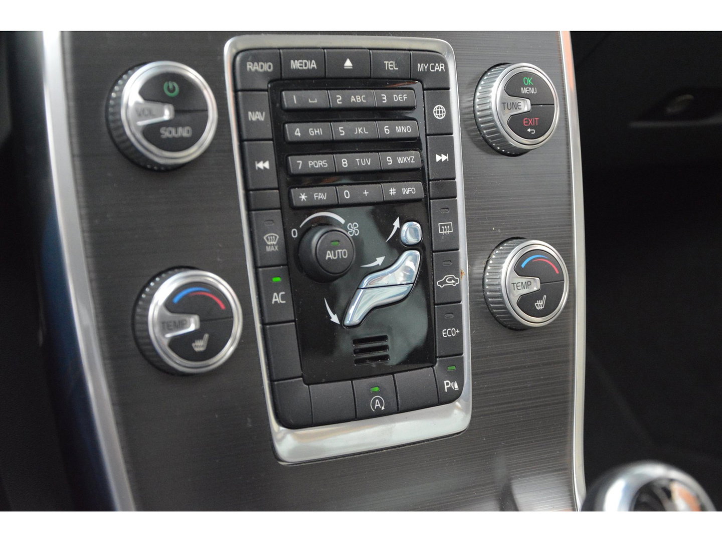 Volvo XC70 T5 FWD Summum | Dealer Onderhouden | Panoramadak | Automaat | Stoelverwarming | Rondom Parkeersensoren |