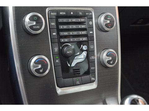 Volvo XC70 T5 FWD Summum | Dealer Onderhouden | Panoramadak | Automaat | Stoelverwarming | Rondom Parkeersensoren |