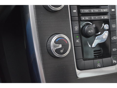 Volvo XC70 T5 FWD Summum | Dealer Onderhouden | Panoramadak | Automaat | Stoelverwarming | Rondom Parkeersensoren |