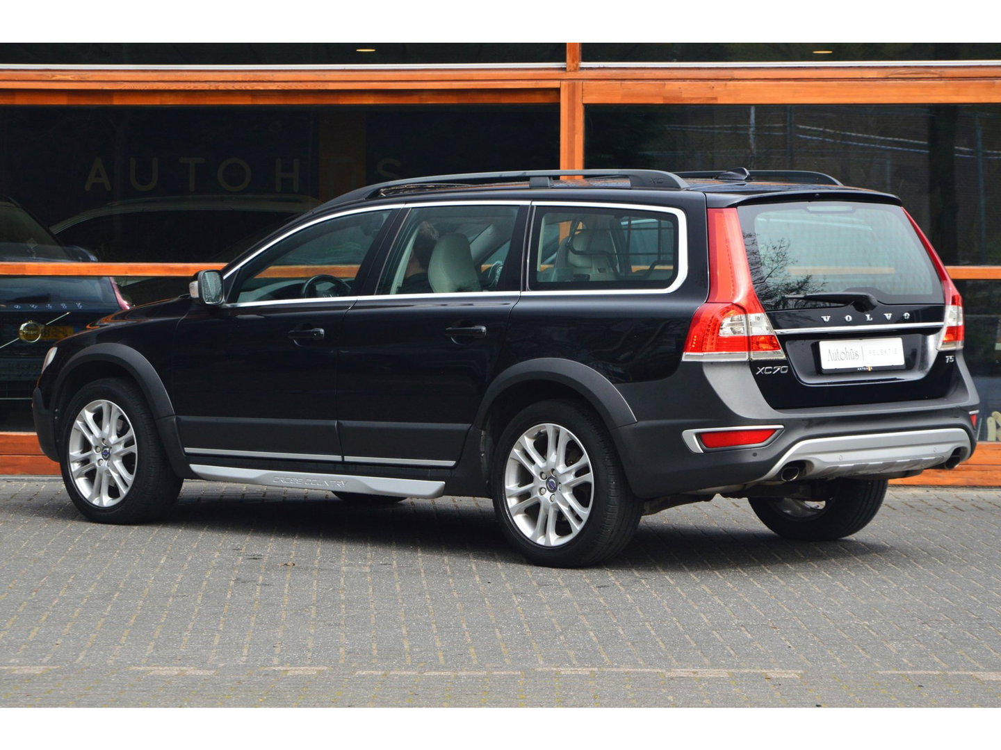 Volvo XC70 T5 FWD Summum | Dealer Onderhouden | Panoramadak | Automaat | Stoelverwarming | Rondom Parkeersensoren |