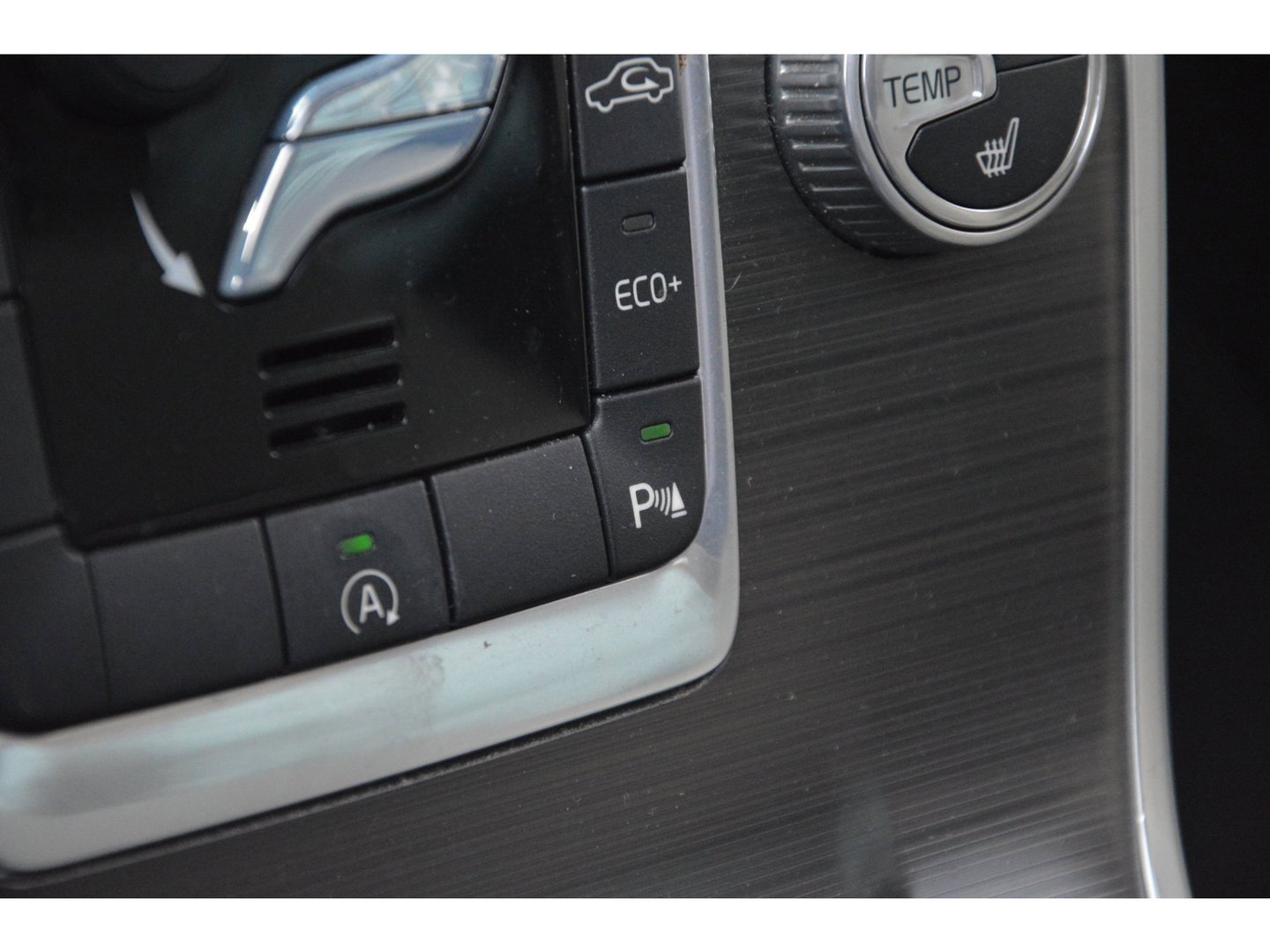 Volvo XC70 T5 FWD Summum | Dealer Onderhouden | Panoramadak | Automaat | Stoelverwarming | Rondom Parkeersensoren |