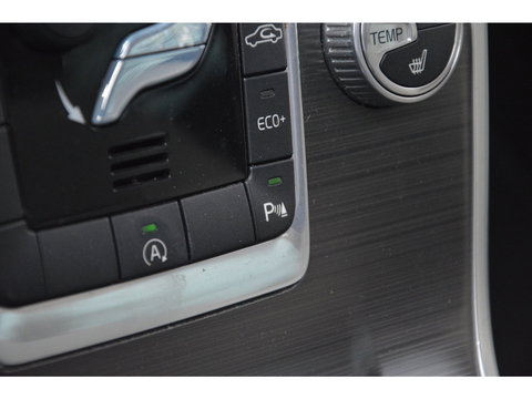 Volvo XC70 T5 FWD Summum | Dealer Onderhouden | Panoramadak | Automaat | Stoelverwarming | Rondom Parkeersensoren |