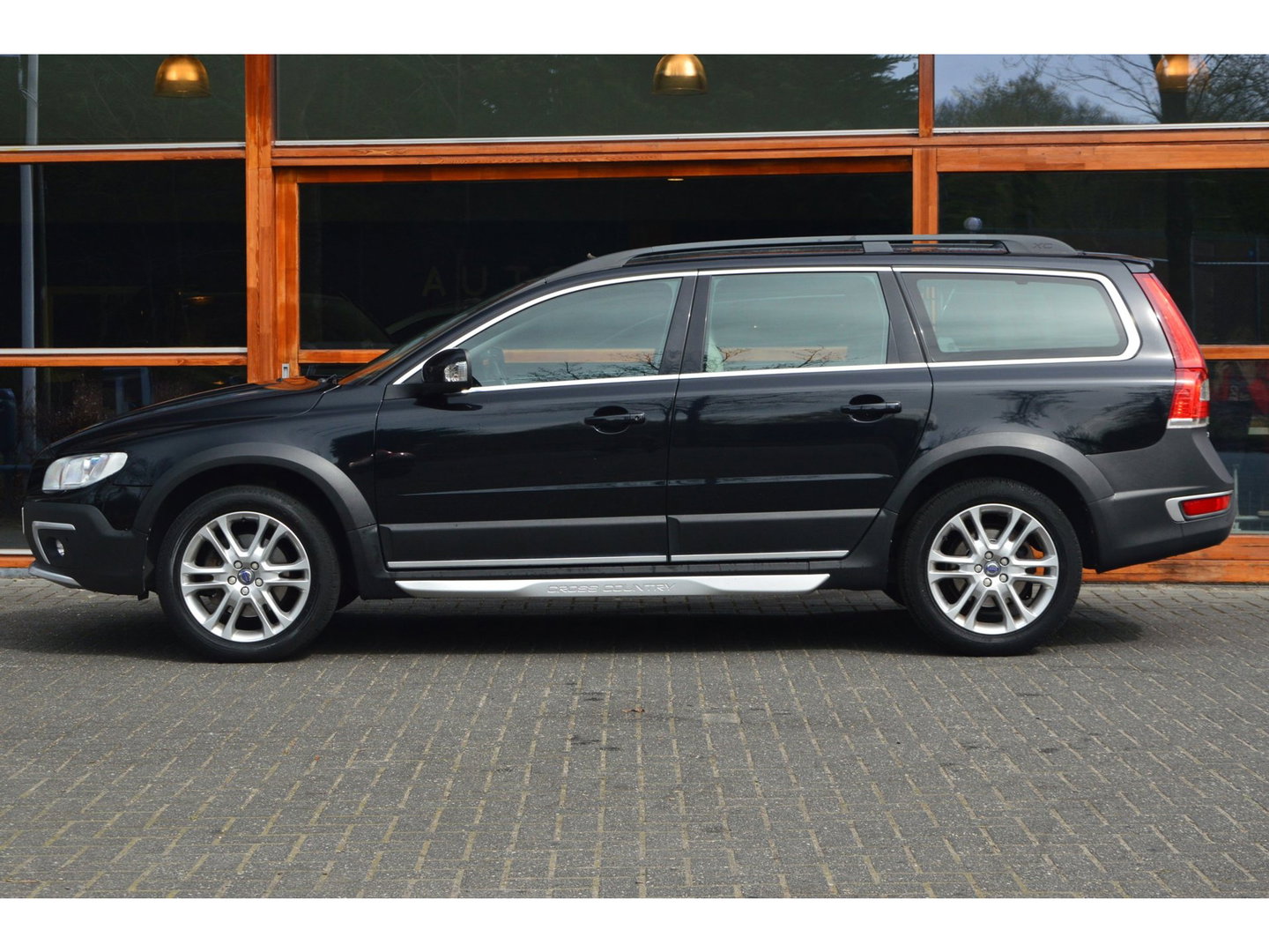 Volvo XC70 T5 FWD Summum | Dealer Onderhouden | Panoramadak | Automaat | Stoelverwarming | Rondom Parkeersensoren |