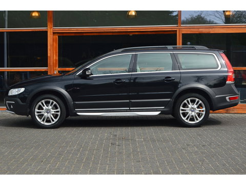 Volvo XC70 T5 FWD Summum | Dealer Onderhouden | Panoramadak | Automaat | Stoelverwarming | Rondom Parkeersensoren |