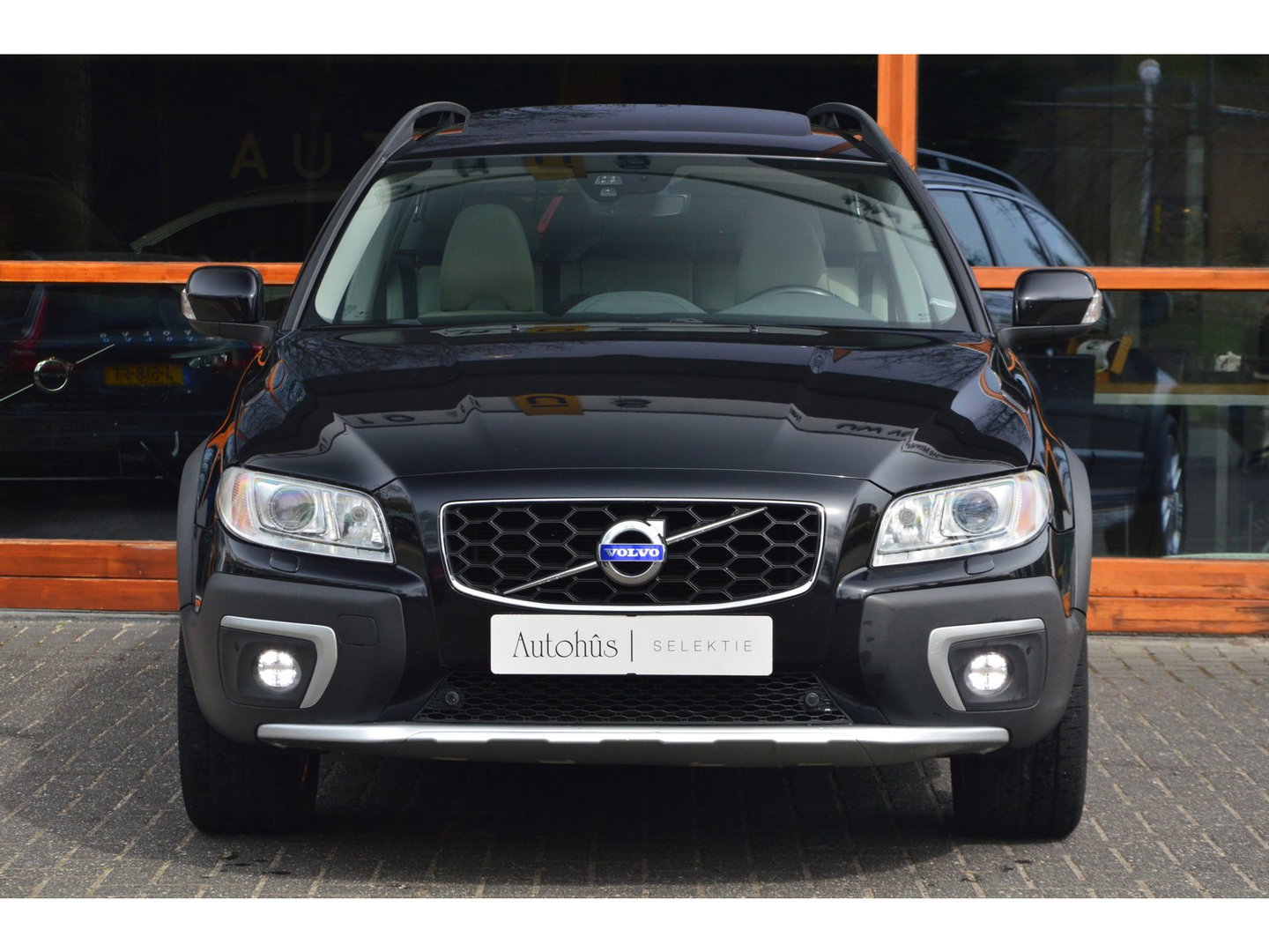 Volvo XC70 T5 FWD Summum | Dealer Onderhouden | Panoramadak | Automaat | Stoelverwarming | Rondom Parkeersensoren |