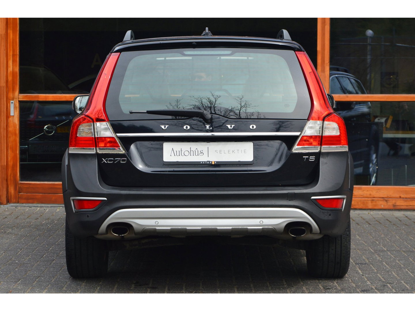 Volvo XC70 T5 FWD Summum | Dealer Onderhouden | Panoramadak | Automaat | Stoelverwarming | Rondom Parkeersensoren |