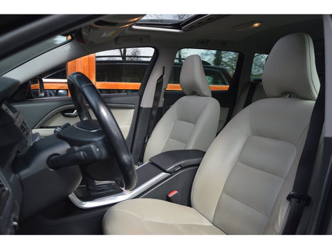 Volvo XC70 T5 FWD Summum | Dealer Onderhouden | Panoramadak | Automaat | Stoelverwarming | Rondom Parkeersensoren |