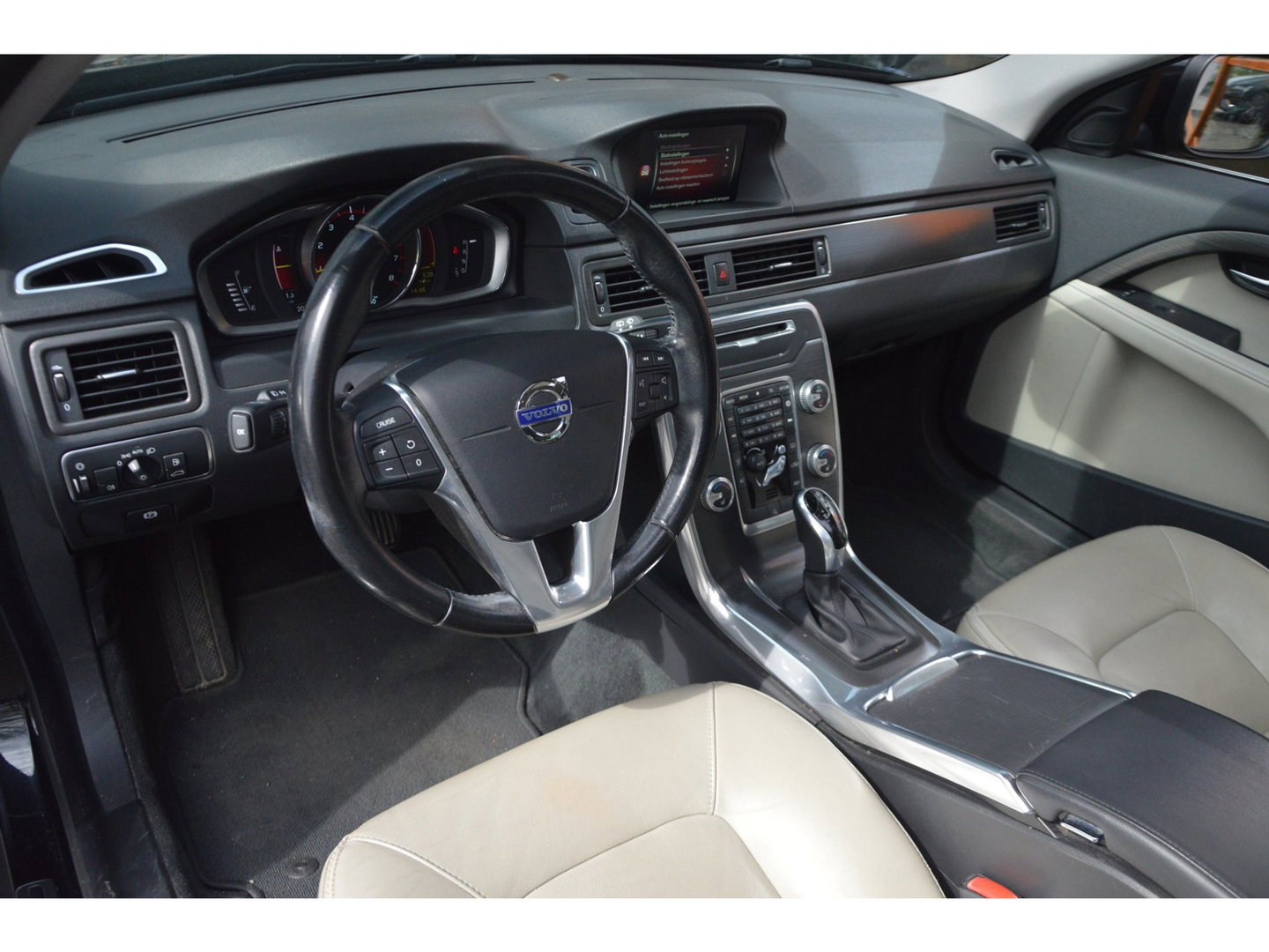 Volvo XC70 T5 FWD Summum | Dealer Onderhouden | Panoramadak | Automaat | Stoelverwarming | Rondom Parkeersensoren |