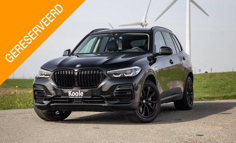 BMW X5 xDrive45e CARPLAY / CAMERA / DEALER ONDERHOUDEN /  LEER / STOELVERWARMING / BLACK ON BLACK