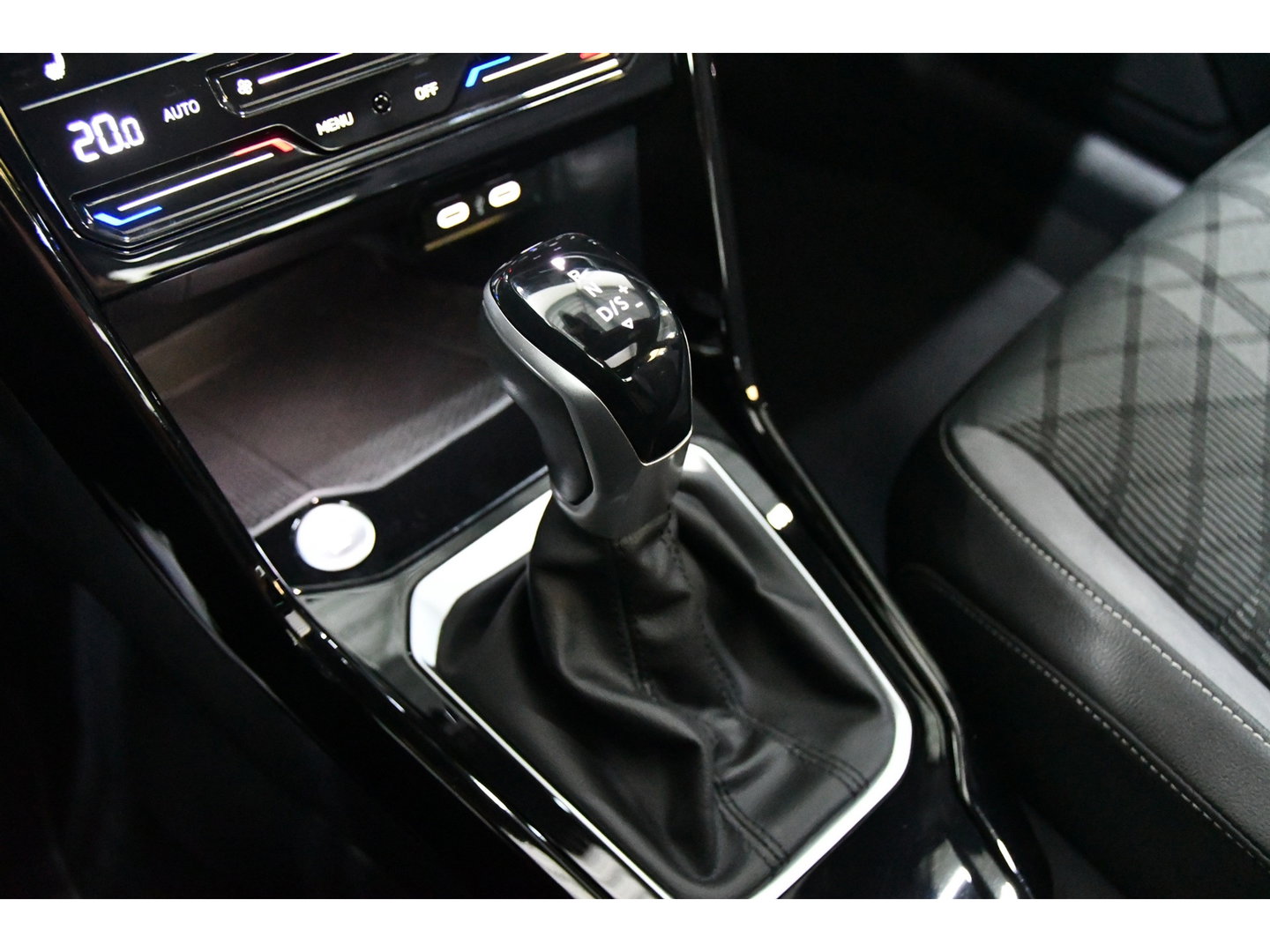 Volkswagen T-Roc 1.5 TSI R-Line Cam*Led*Keyless*Pano