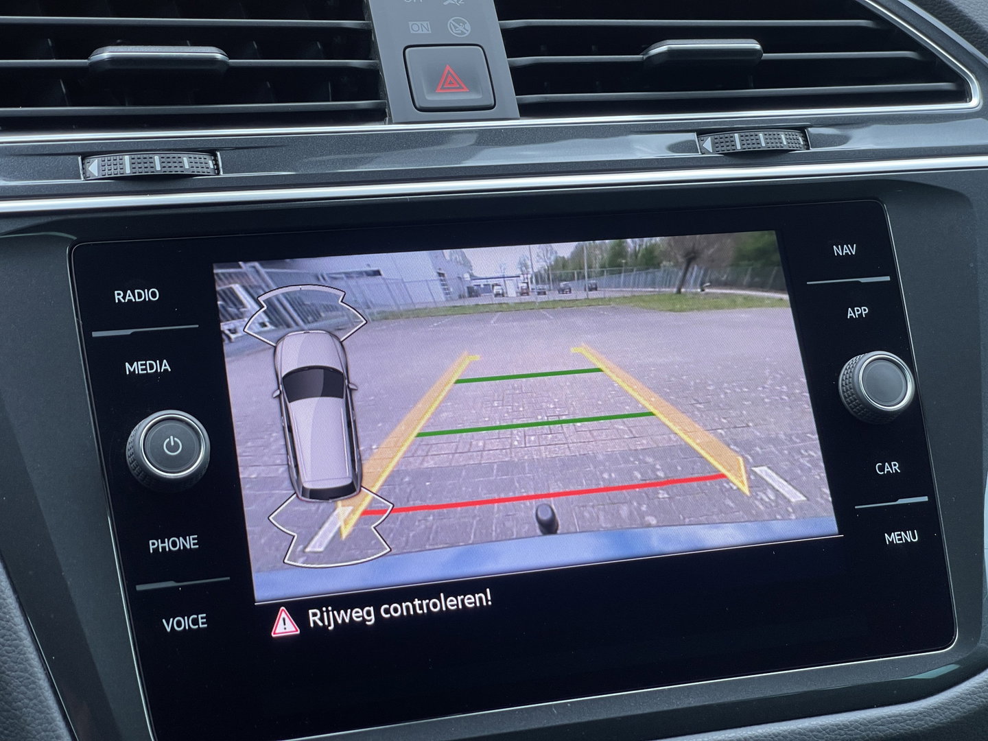 Volkswagen Tiguan 1.5 TSI Life Business | Massagestoelen | Digitaal Dashboard | Apple Carplay | Stoelverwarming | DAB | Keyless Entry |