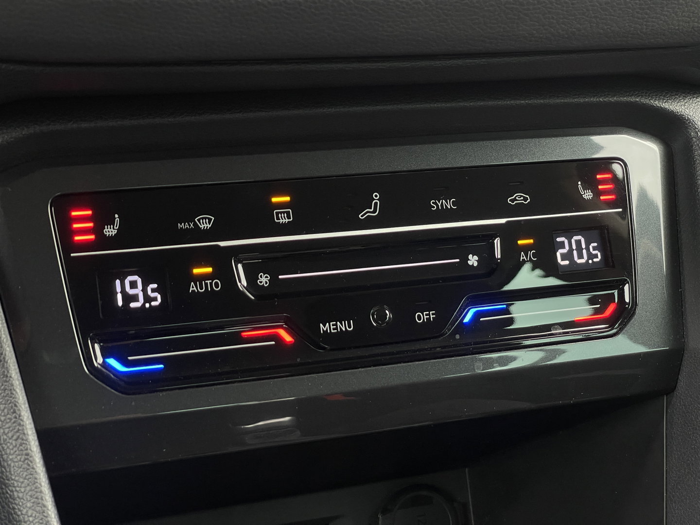 Volkswagen Tiguan 1.5 TSI Life Business | Massagestoelen | Digitaal Dashboard | Apple Carplay | Stoelverwarming | DAB | Keyless Entry |