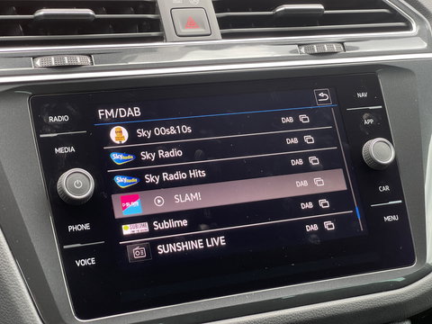 Volkswagen Tiguan 1.5 TSI Life Business | Massagestoelen | Digitaal Dashboard | Apple Carplay | Stoelverwarming | DAB | Keyless Entry |