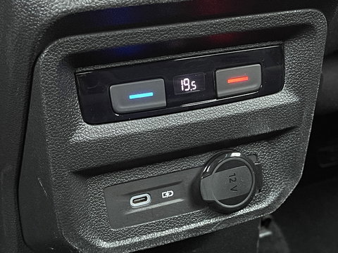 Volkswagen Tiguan 1.5 TSI Life Business | Massagestoelen | Digitaal Dashboard | Apple Carplay | Stoelverwarming | DAB | Keyless Entry |