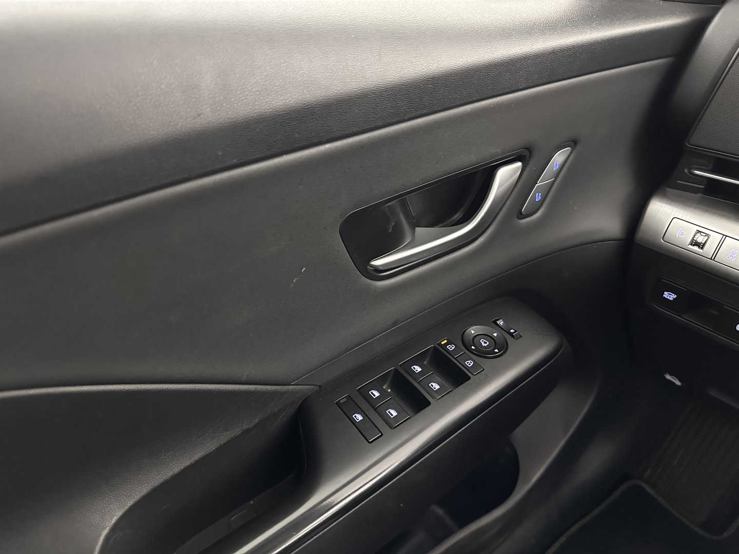 Hyundai KONA 1.6 GDI HEV Premium (INCL-BTW) *LEATHER | FULL-LED | NAVI-FULLMAP | DAB | ADAPTIVE-CRUISE | KEYLESS | TOP-VIEW | BLINDSPOT | LANE-ASSIST | DIGI-COCKPIT | COMFORTSEATS | 18''ALU*