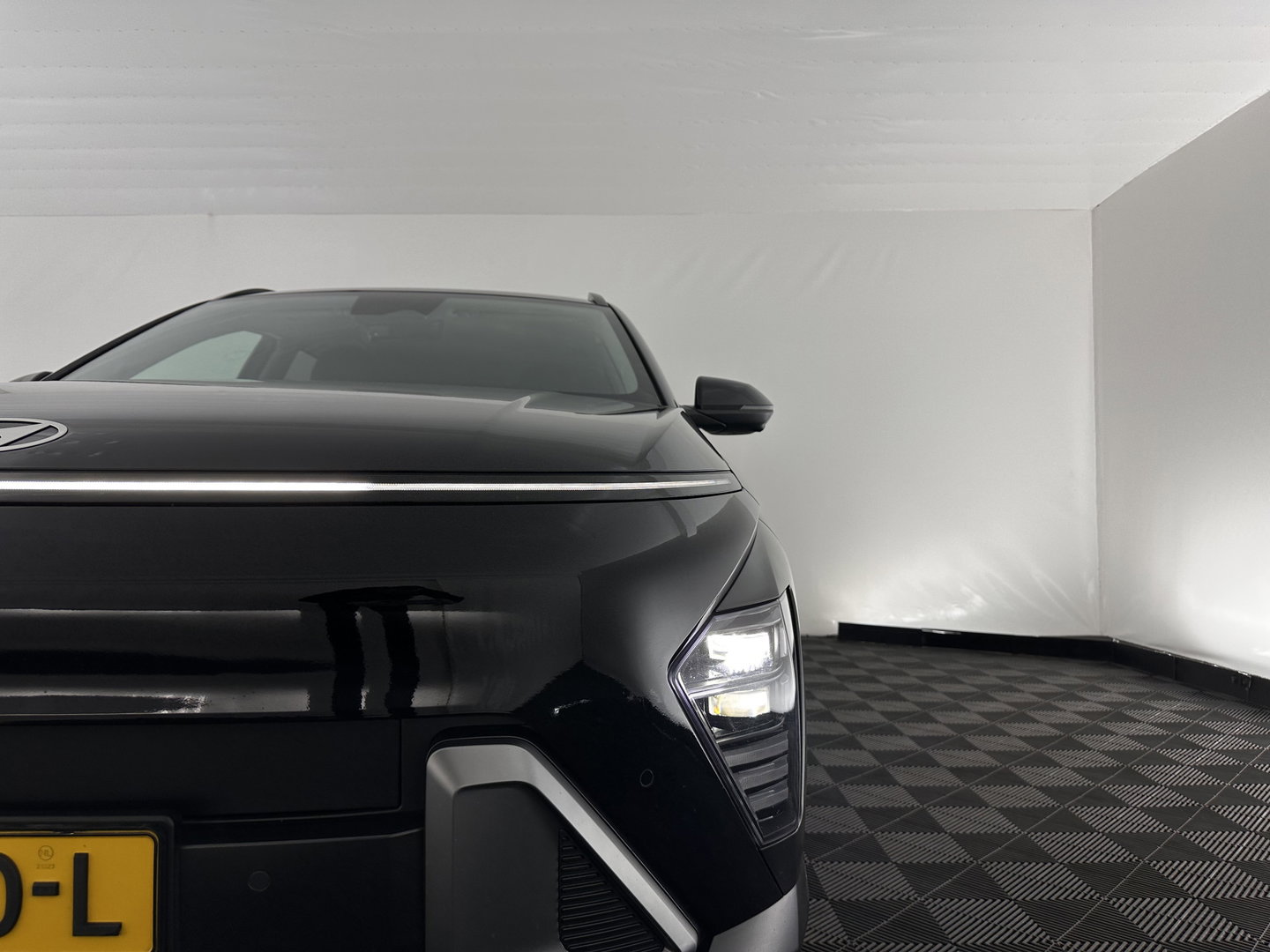 Hyundai KONA 1.6 GDI HEV Premium (INCL-BTW) *LEATHER | FULL-LED | NAVI-FULLMAP | DAB | ADAPTIVE-CRUISE | KEYLESS | TOP-VIEW | BLINDSPOT | LANE-ASSIST | DIGI-COCKPIT | COMFORTSEATS | 18''ALU*