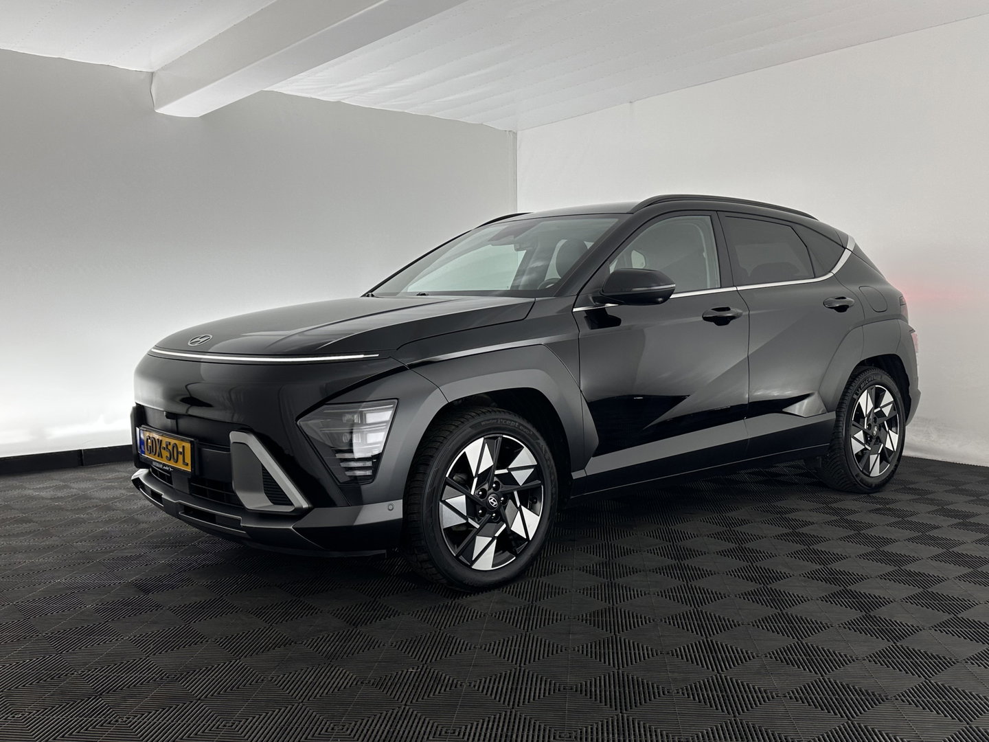 Hyundai KONA 1.6 GDI HEV Premium (INCL-BTW) *LEATHER | FULL-LED | NAVI-FULLMAP | DAB | ADAPTIVE-CRUISE | KEYLESS | TOP-VIEW | BLINDSPOT | LANE-ASSIST | DIGI-COCKPIT | COMFORTSEATS | 18''ALU*
