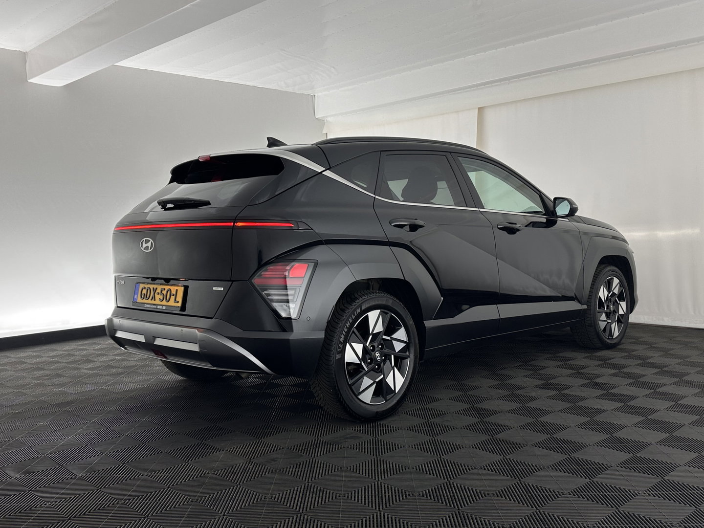 Hyundai KONA 1.6 GDI HEV Premium (INCL-BTW) *LEATHER | FULL-LED | NAVI-FULLMAP | DAB | ADAPTIVE-CRUISE | KEYLESS | TOP-VIEW | BLINDSPOT | LANE-ASSIST | DIGI-COCKPIT | COMFORTSEATS | 18''ALU*