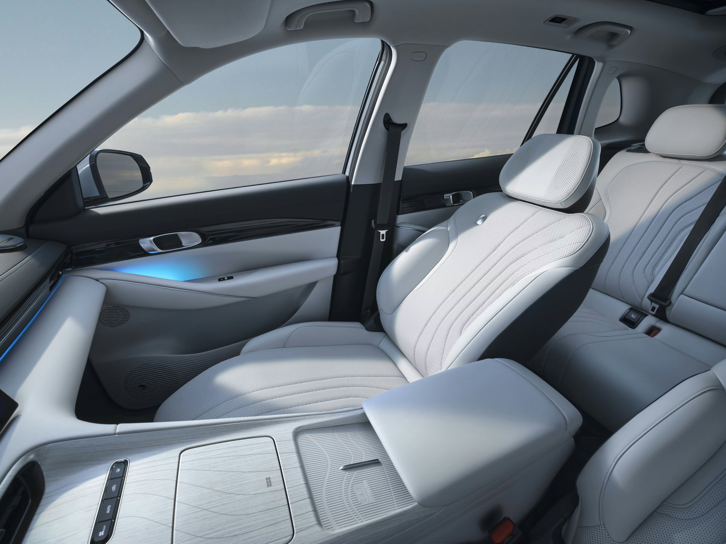 GEELY E5 Max+ 68 kWh | 19'' | Flyme Premium (16 speakers) | Massage+Ventilatie | Pano | Elek. Klep | Stuur-Stoelverw. | 450 WLTP