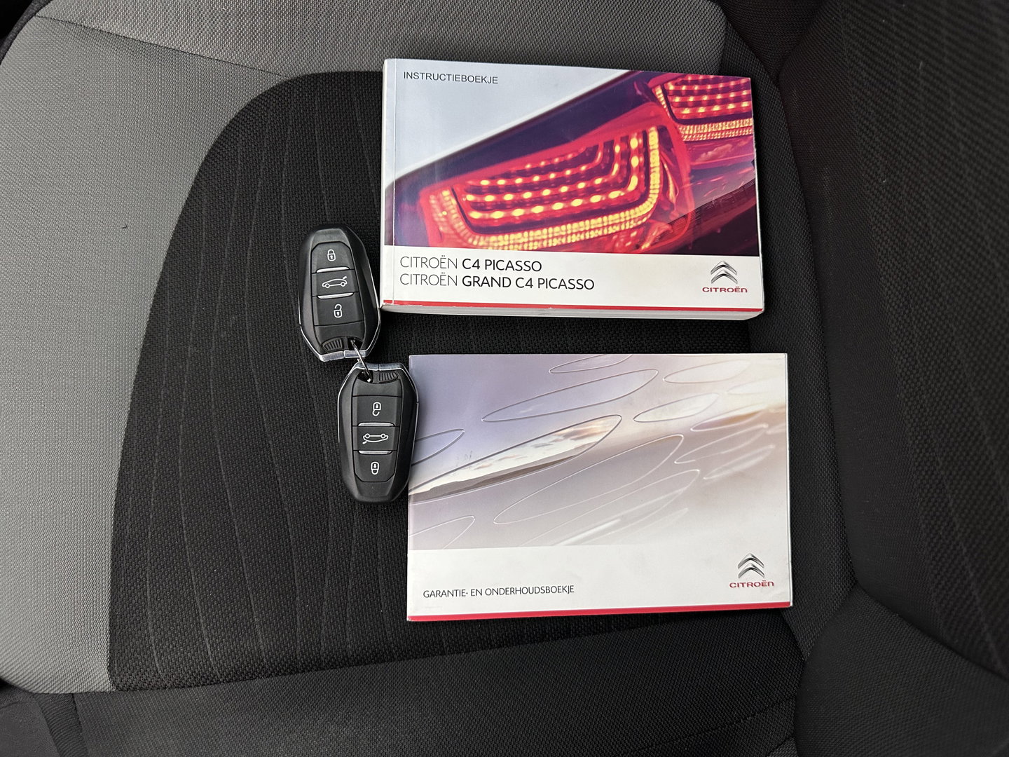 Citroën C4 1.6 e-HDi Exclusive Aut. *NAVI-FULLMAP | KEYLESS | CAMERA | DIGI-COCKPIT | COMFORTSEATS | ECC | PDC | CRUISE | 16''ALU | TOWBAR*