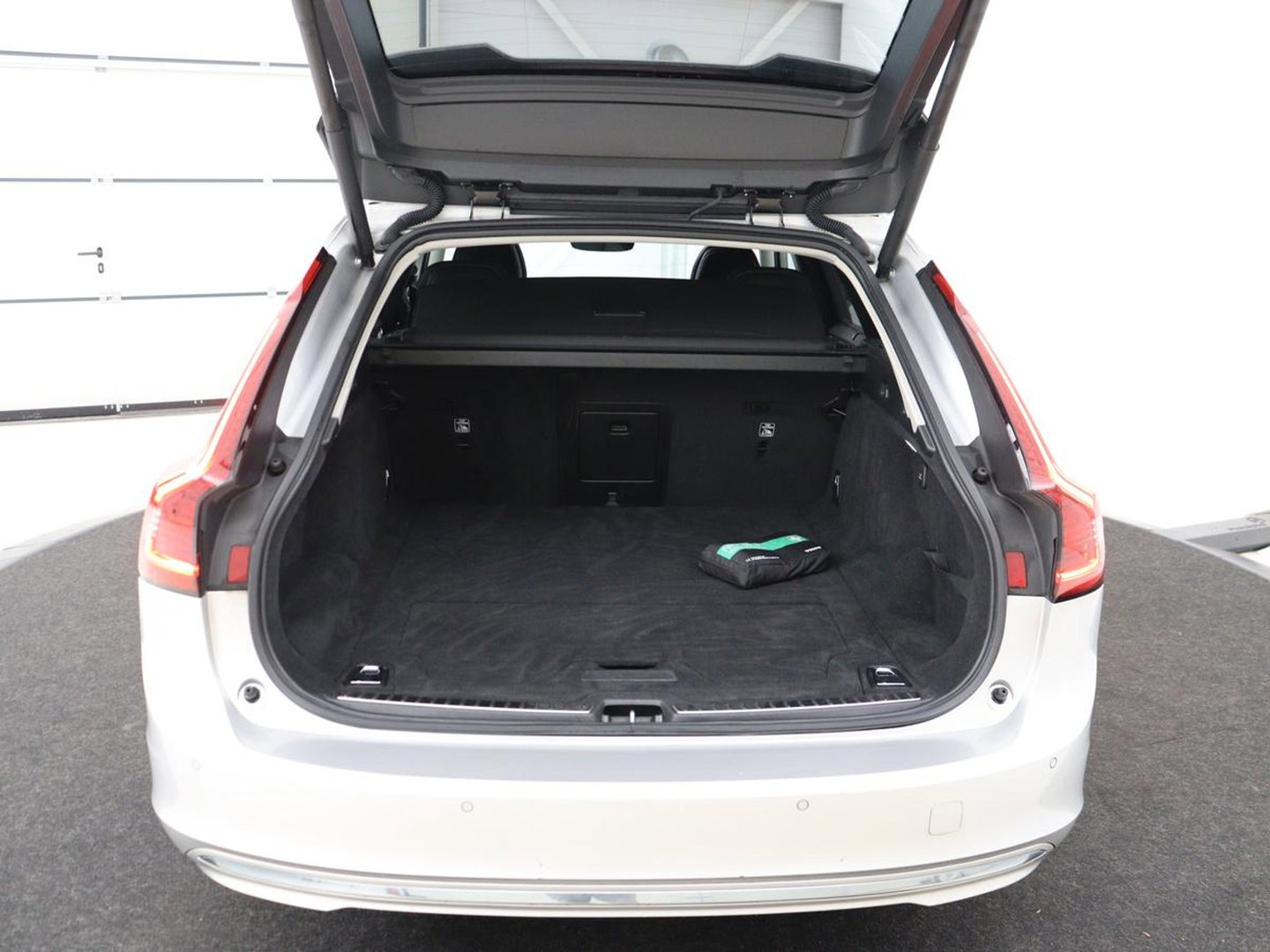 Volvo V90 2.0 T6 Plug In AWD Inscription | SOH 97% | Panoramadak | Head-Up | Leder | Harman/Kardon | 20'' | 360 Camera | Stoelverwarming | Keyless | Carplay | Full LED | Stuurverwarming | PHEV