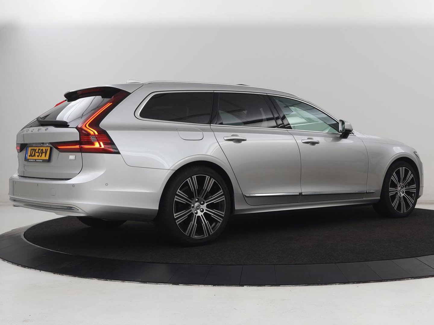 Volvo V90 2.0 T6 Plug In AWD Inscription | SOH 97% | Panoramadak | Head-Up | Leder | Harman/Kardon | 20'' | 360 Camera | Stoelverwarming | Keyless | Carplay | Full LED | Stuurverwarming | PHEV