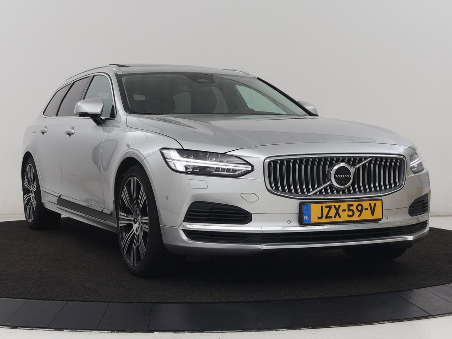 Volvo V90 2.0 T6 Plug In AWD Inscription | SOH 97% | Panoramadak | Head-Up | Leder | Harman/Kardon | 20'' | 360 Camera | Stoelverwarming | Keyless | Carplay | Full LED | Stuurverwarming | PHEV