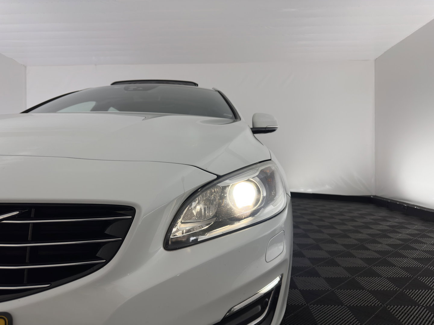 Volvo V60 2.4 D5 Twin Engine Special Edition ( Plug-In ) Aut. *PANO | LEATHER | BI-XENON | BLINDSPOT | MEMORY-PACK | NAVI-FULLMAP | HEATED-SPORTSEATS | CAMERA | PERFORMANCE-AUDIO | TOWBAR | 18''ALU*