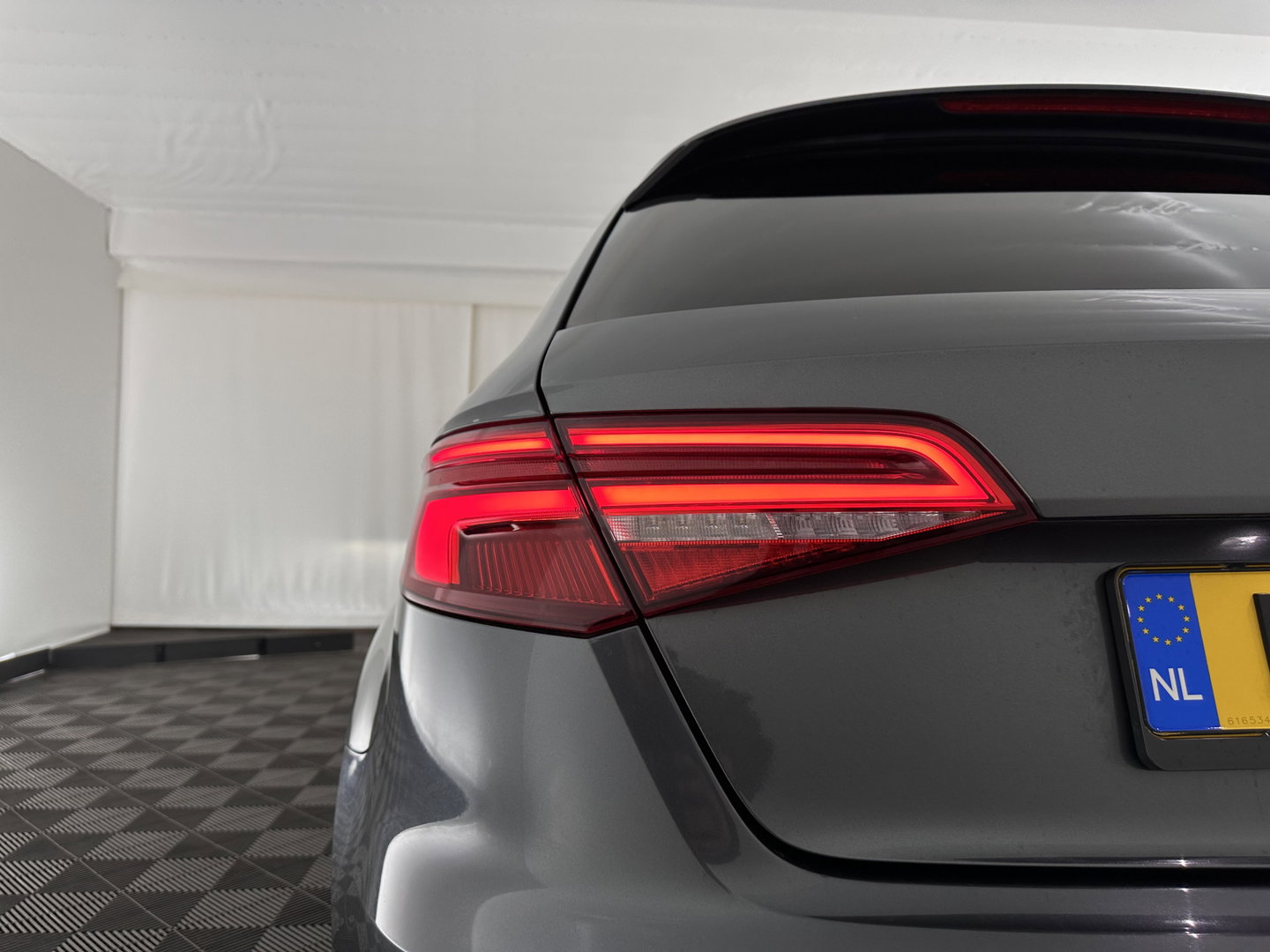 Audi A3 Sportback 1.4 e-tron Lease Edition Aut. *PANO | FULL-LED | LEATHER-FABRIC | DIGI-COCKPIT | KEYLESS | SPORT-SEATS | NAVI-FULLMAP | PRIVACY-GLASS | ECC | PDC | CRUISE | 18''ALU*