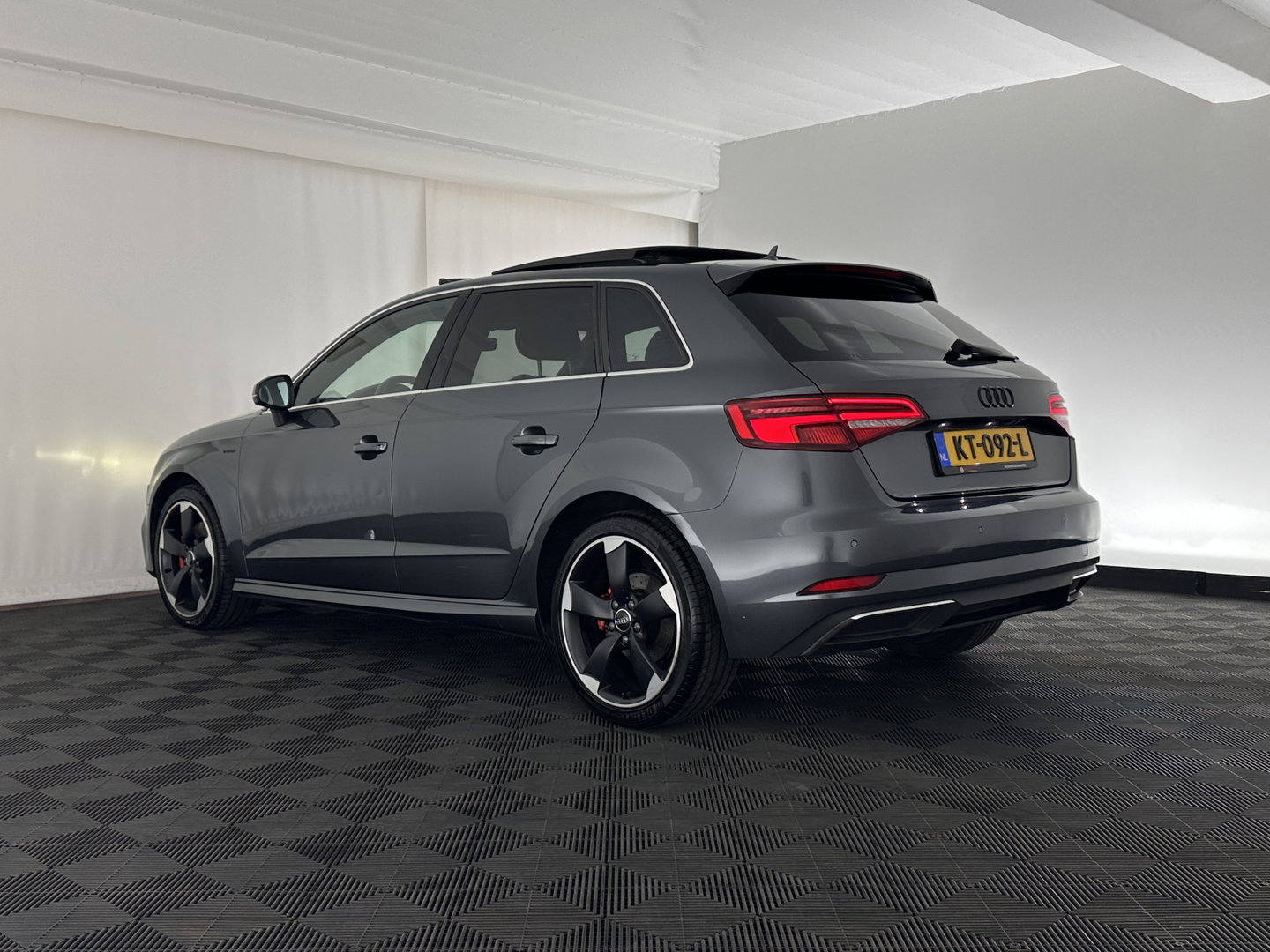 Audi A3 Sportback 1.4 e-tron Lease Edition Aut. *PANO | FULL-LED | LEATHER-FABRIC | DIGI-COCKPIT | KEYLESS | SPORT-SEATS | NAVI-FULLMAP | PRIVACY-GLASS | ECC | PDC | CRUISE | 18''ALU*