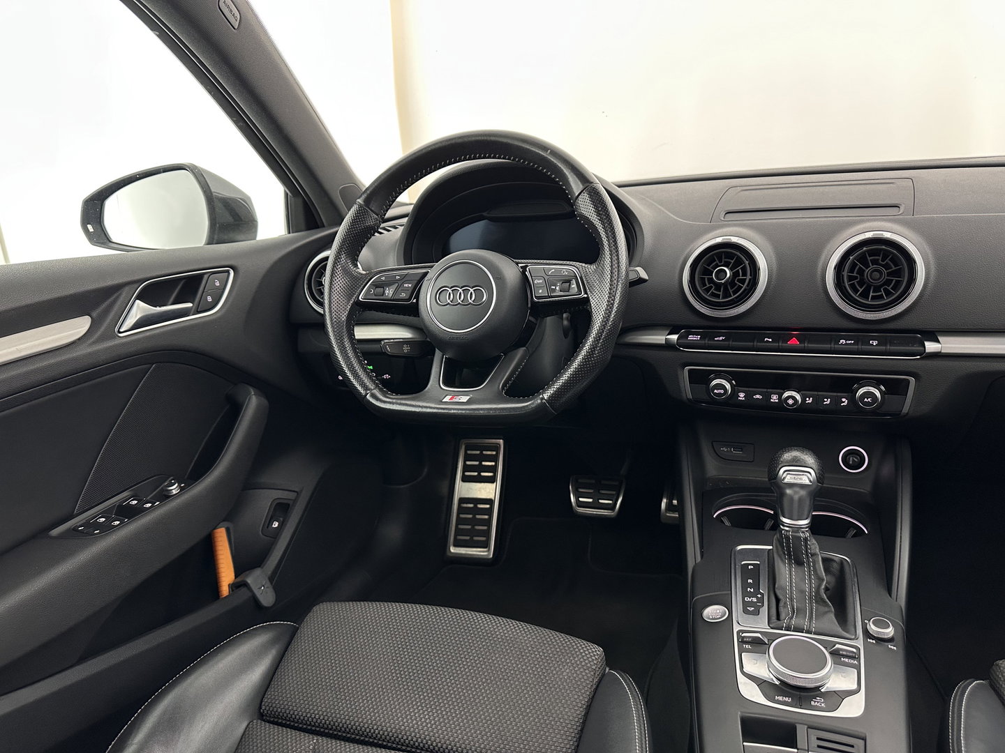 Audi A3 Sportback 1.4 e-tron Lease Edition Aut. *PANO | FULL-LED | LEATHER-FABRIC | DIGI-COCKPIT | KEYLESS | SPORT-SEATS | NAVI-FULLMAP | PRIVACY-GLASS | ECC | PDC | CRUISE | 18''ALU*