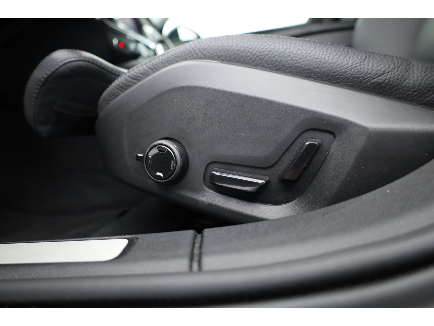 Volvo V60 2.0 T6 Plug-in hybrid AWD Plus Dark | ACC | Blis | H&K Audio | Stoel 4 & Stuur verwarming | memory | 19" |