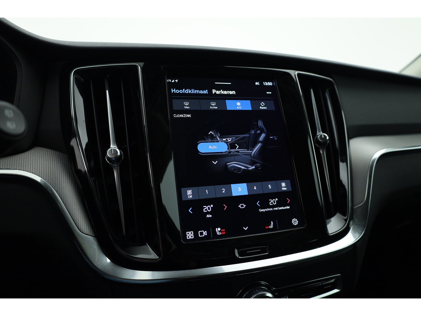 Volvo V60 2.0 T6 Plug-in hybrid AWD Plus Dark | ACC | Blis | H&K Audio | Stoel 4 & Stuur verwarming | memory | 19" |