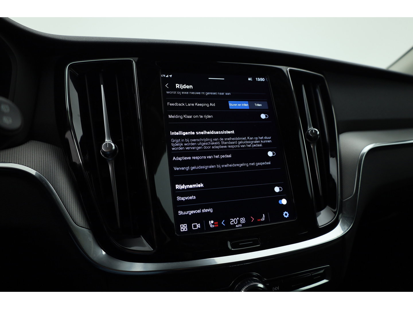 Volvo V60 2.0 T6 Plug-in hybrid AWD Plus Dark | ACC | Blis | H&K Audio | Stoel 4 & Stuur verwarming | memory | 19" |