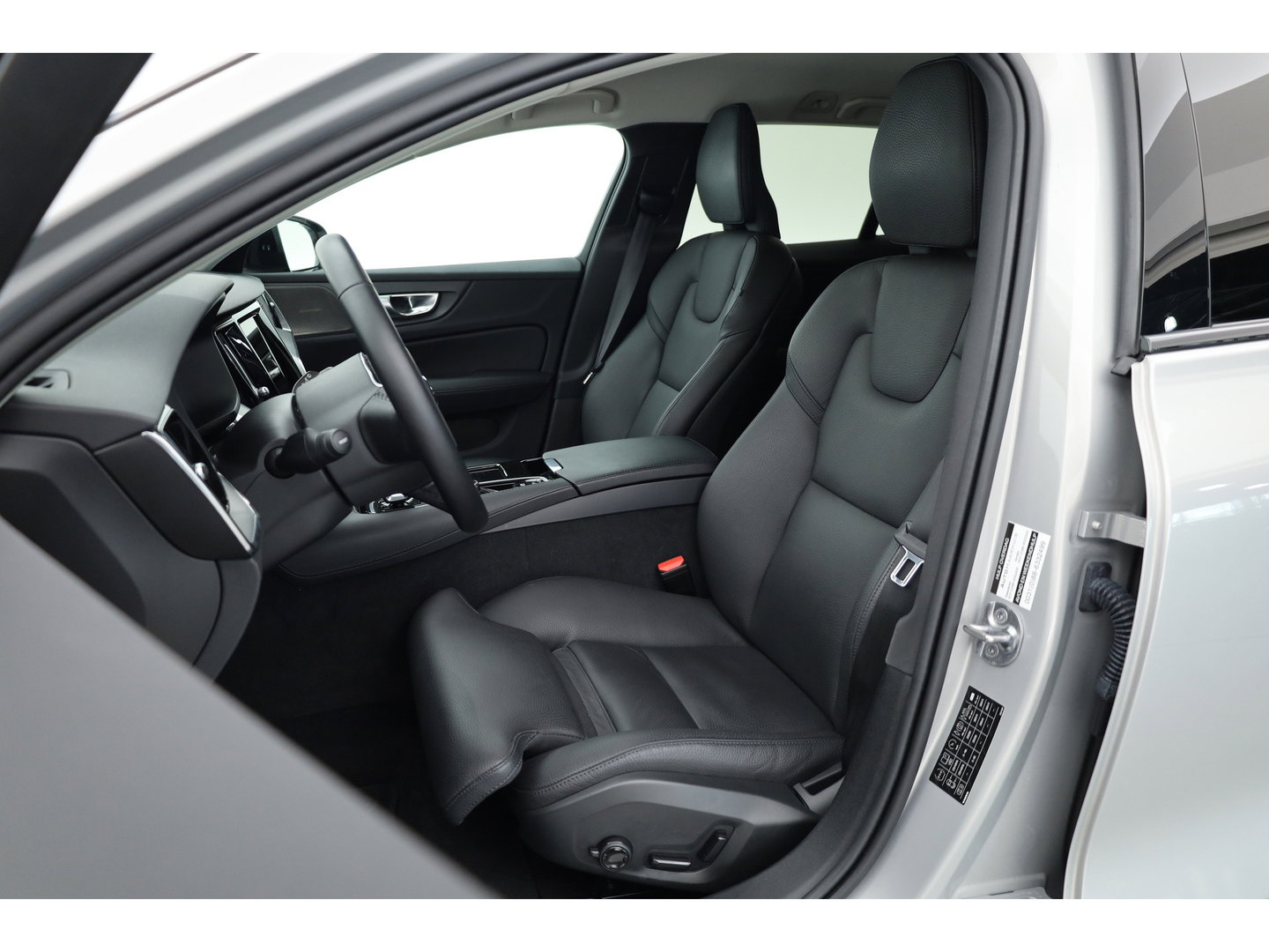 Volvo V60 2.0 T6 Plug-in hybrid AWD Plus Dark | ACC | Blis | H&K Audio | Stoel 4 & Stuur verwarming | memory | 19" |