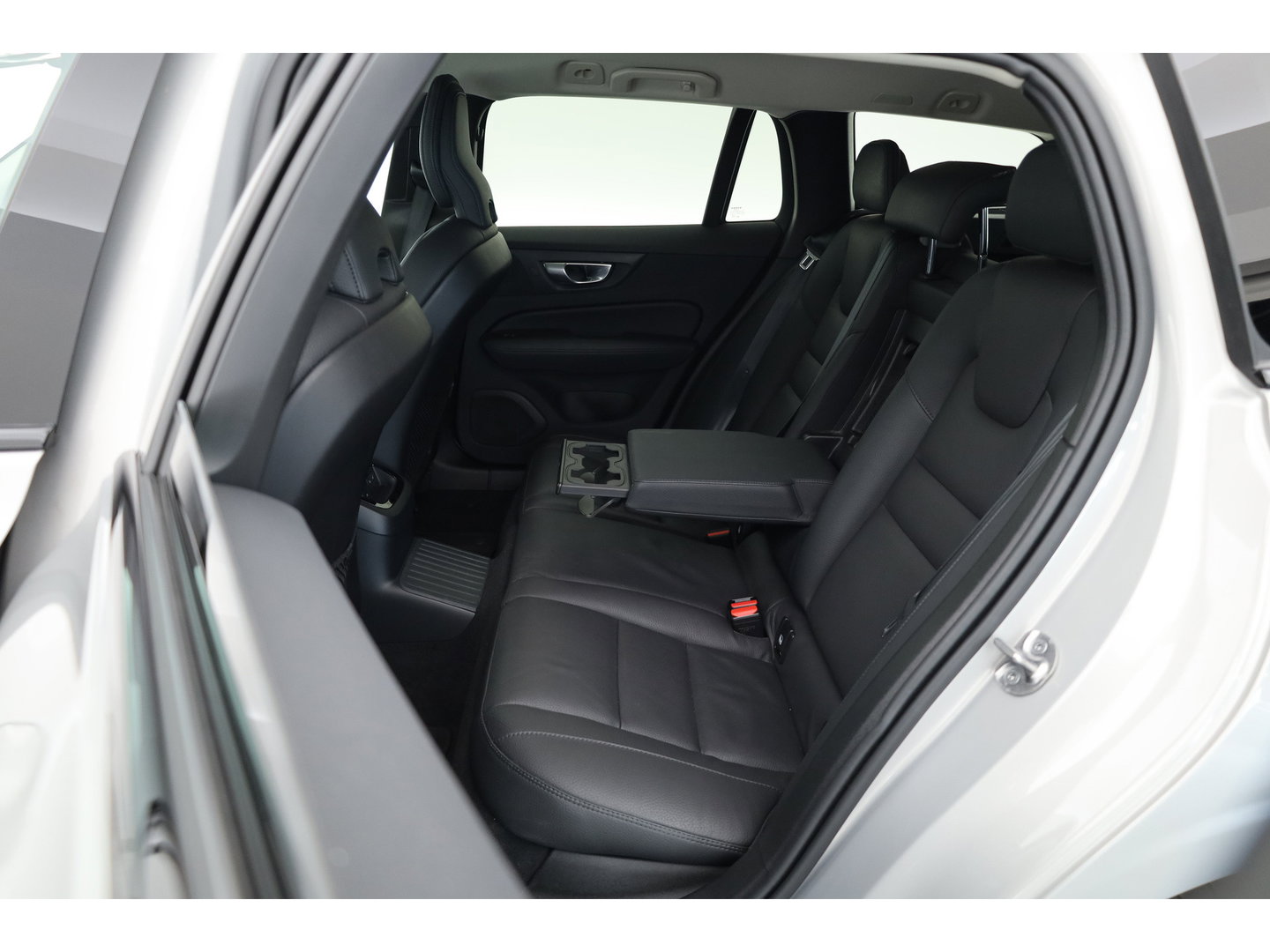 Volvo V60 2.0 T6 Plug-in hybrid AWD Plus Dark | ACC | Blis | H&K Audio | Stoel 4 & Stuur verwarming | memory | 19" |