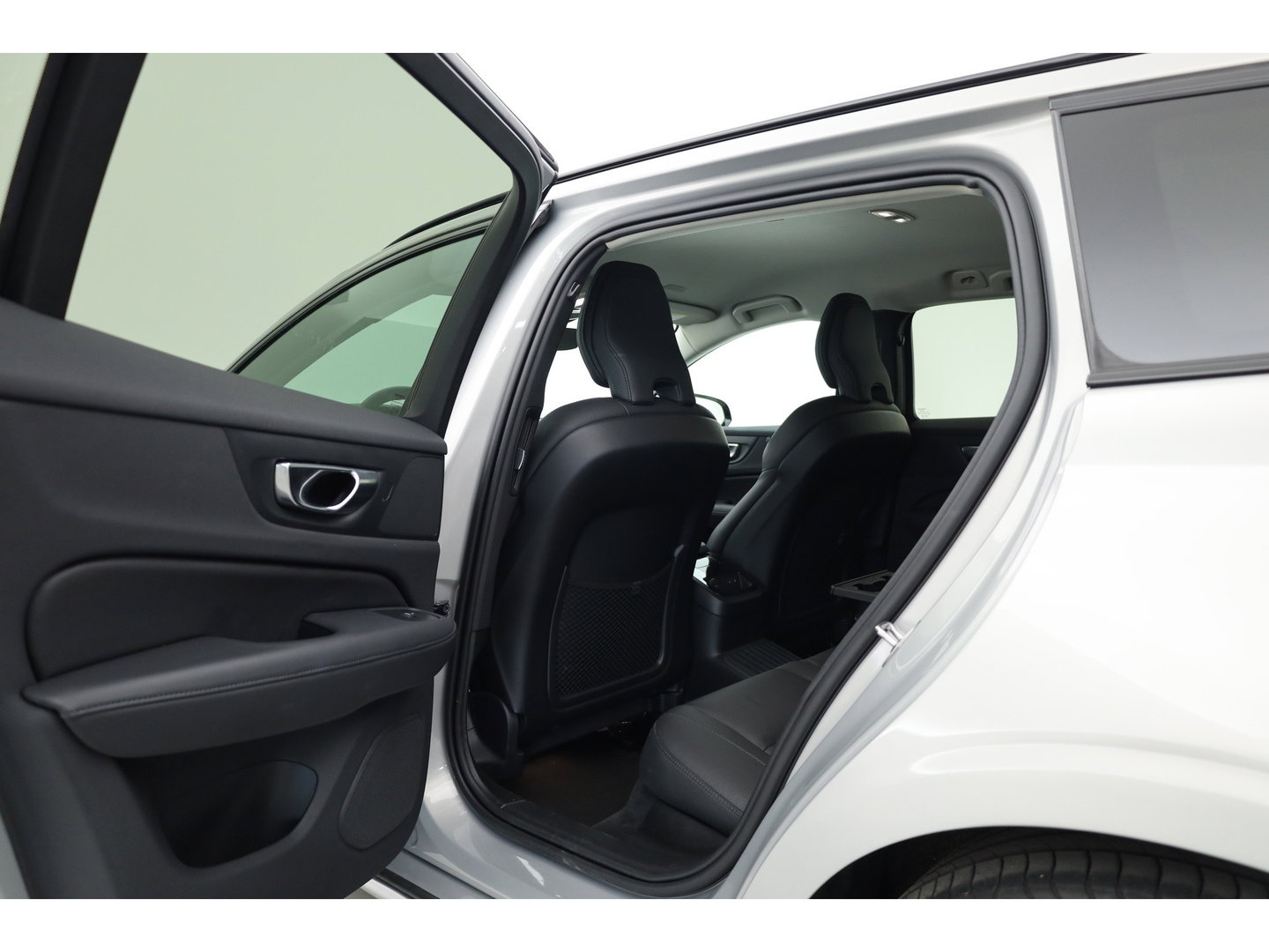 Volvo V60 2.0 T6 Plug-in hybrid AWD Plus Dark | ACC | Blis | H&K Audio | Stoel 4 & Stuur verwarming | memory | 19" |