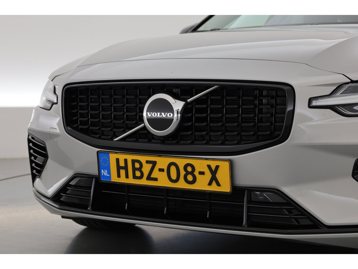 Volvo V60 2.0 T6 Plug-in hybrid AWD Plus Dark | ACC | Blis | H&K Audio | Stoel 4 & Stuur verwarming | memory | 19" |