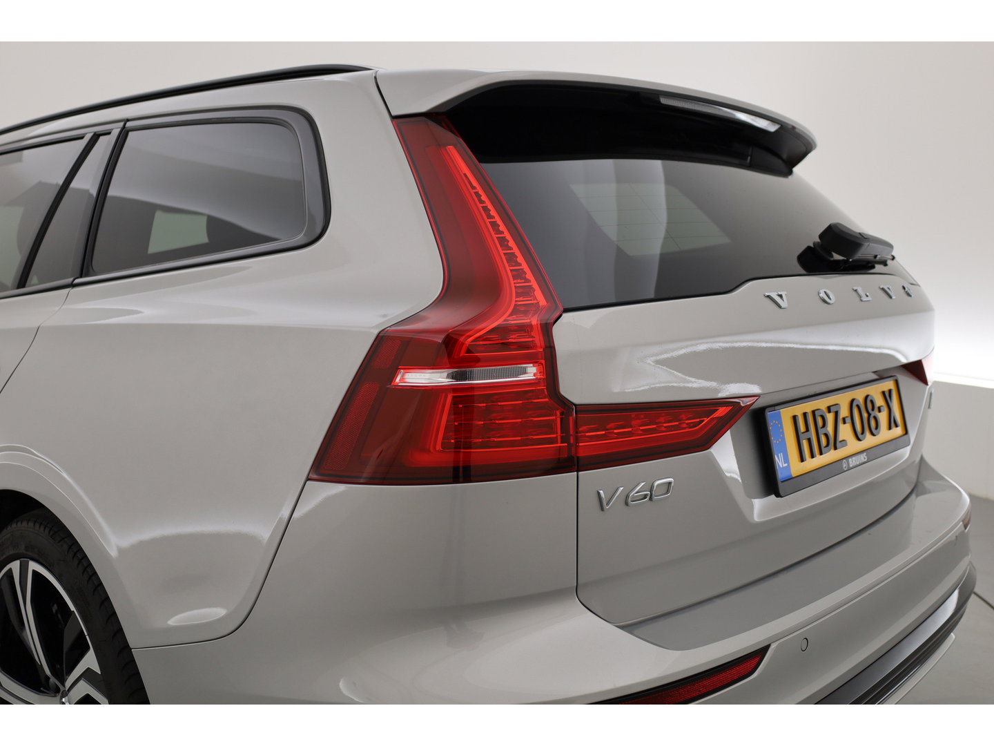 Volvo V60 2.0 T6 Plug-in hybrid AWD Plus Dark | ACC | Blis | H&K Audio | Stoel 4 & Stuur verwarming | memory | 19" |