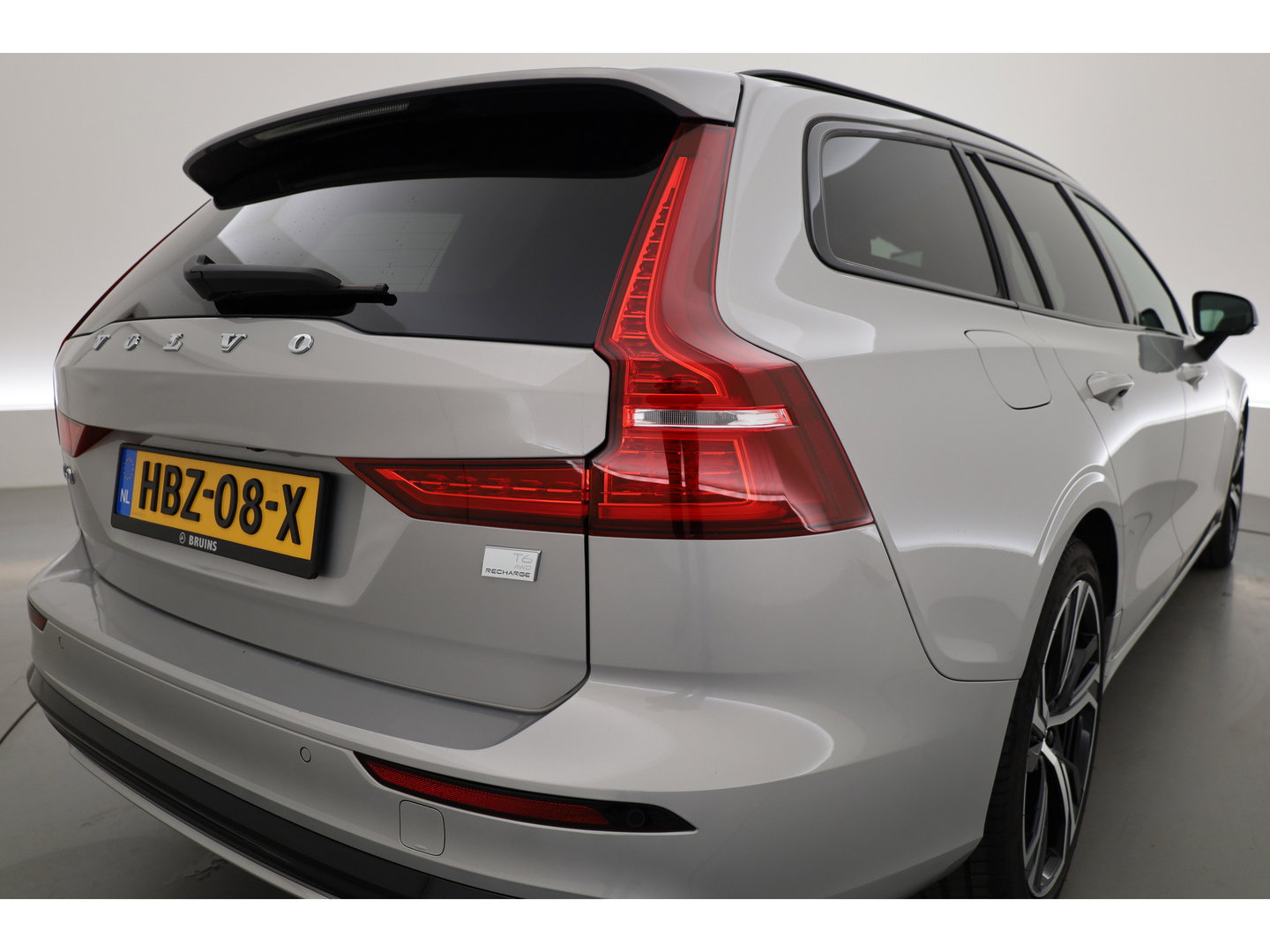 Volvo V60 2.0 T6 Plug-in hybrid AWD Plus Dark | ACC | Blis | H&K Audio | Stoel 4 & Stuur verwarming | memory | 19" |