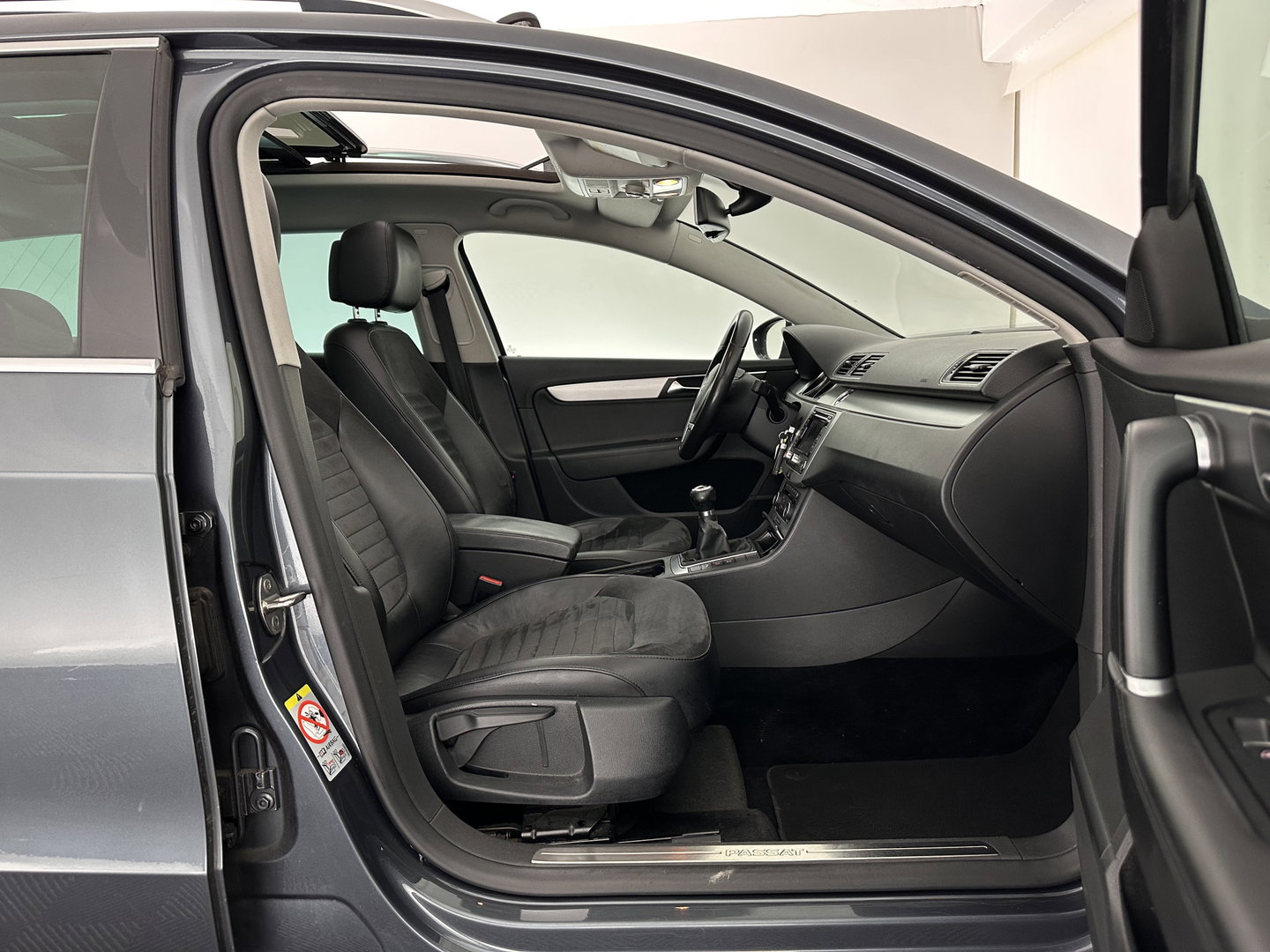 Volkswagen Passat Variant 1.6 TDI Highline BlueMotion ⚠️MOTOR-DEFECT⚠️ *PANO | LEATHER-MICROFIBRE | HEATED-COMFORTSEATS | NAVI-FULLMAP | PRIVACY-GLASS | ECC | PDC | CRUISE | 17''ALU | TOWBAR*